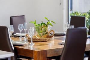 una mesa de madera con gafas y una planta en ella en Family Holiday Retreat - Pool & Bay Views, en Mount Martha