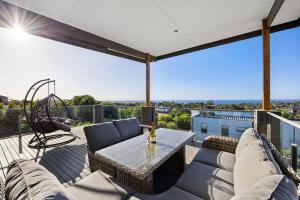Un patio con un sofá y una mesa en un balcón. en Family Holiday Retreat - Pool & Bay Views, en Mount Martha 28 fotos más