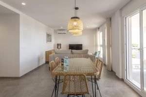 un salon avec une table et un canapé dans l'établissement AT Ponent V, à La Playa de la Torre de Piles