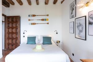 Un dormitorio con una cama blanca con almohadas azules. en Le Paradis de Lucile, vue de rêve, Giverny 10 minutes, en La Roche-Guyon