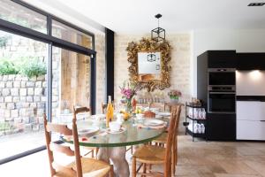 Un comedor con mesa y sillas en Le Paradis de Lucile, vue de rêve, Giverny 10 minutes, en La Roche-Guyon