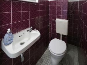 صورة لـ Monteurwohnung-fuer-6-Personen-mit-WLAN-Gaeste-WC-TV-Bad-Oldesloe-Naehe-Hamburg-Luebeck-OD11a في باد أولدزلوه