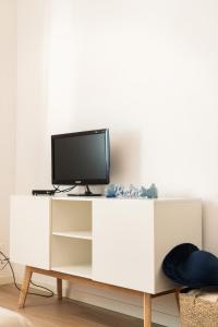 Μια τηλεόραση ή/και κέντρο ψυχαγωγίας στο Quadrilocale e Mansarde Bafile241 - Adria Holiday Jesolo - FAMILY APARTMENTS