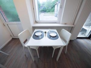 صورة لـ Monteurwohnung-fuer-6-Personen-mit-WLAN-Gaeste-WC-TV-Bad-Oldesloe-Naehe-Hamburg-Luebeck-OD11a في باد أولدزلوه