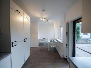 صورة لـ Monteurwohnung-fuer-6-Personen-mit-WLAN-Gaeste-WC-TV-Bad-Oldesloe-Naehe-Hamburg-Luebeck-OD11a في باد أولدزلوه