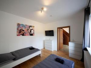 TV a/nebo společenská místnost v ubytování Monteurwohnung-fuer-6-Personen-mit-WLAN-Gaeste-WC-TV-Bad-Oldesloe-Naehe-Hamburg-Luebeck-OD11a