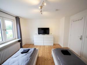 a bedroom with a bed and a flat screen tv at Monteurwohnung-fuer-6-Pers-mit-WLAN-Kueche-TV-Bad-Oldesloe-Naehe-Hamburg-Naehe-Luebeck in Bad Oldesloe