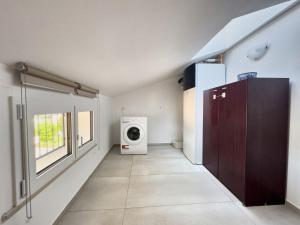 a laundry room with a washing machine and a window at Appartamento Mare e Relax in Bellaria-Igea Marina
