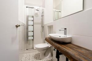 une salle de bain blanche avec un lavabo et des toilettes dans l'établissement Apt temporada Gta Embajadores Centro Arganzuela, à Madrid