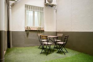 une table et des chaises dans une pièce avec une fenêtre dans l'établissement Apt temporada Gta Embajadores Centro Arganzuela, à Madrid 3 autres photos