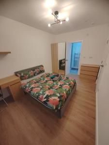 Un pat sau paturi într-o cameră la 4 Bedroom house with En-suite - contractors welcome - FREE parking and WI-FI