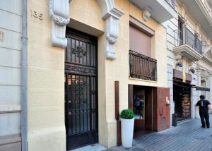 un hombre caminando por una calle al lado de un edificio en Apartamento Sant Gervasi, en Barcelona