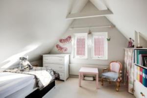 Un dormitorio con una cama, un escritorio y una silla. en 3 Bedroom Lovely Family Friendly Home, en Helsingborg