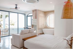 Postel nebo postele na pokoji v ubytování ENNKAI Beachfront Resort Koh Larn