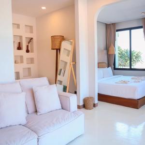 Postel nebo postele na pokoji v ubytování ENNKAI Beachfront Resort Koh Larn