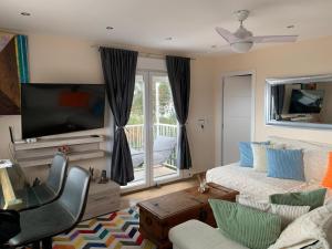 Televisyen dan/atau pusat hiburan di LaVista Penthouse private balcony and sea views