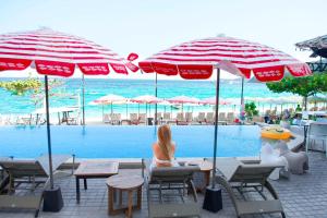 Bazén v ubytování ENNKAI Beachfront Resort Koh Larn nebo v jeho okolí