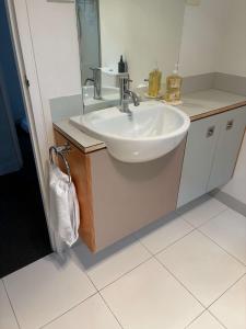 Ένα μπάνιο στο The Lookout Studio Tamar Ridge Apartment