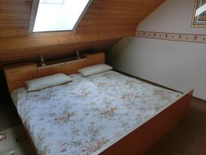 Ένα ή περισσότερα κρεβάτια σε δωμάτιο στο Ferienwohnung Tremmel