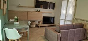 Χώρος καθιστικού στο Lucca's Green Gem Home