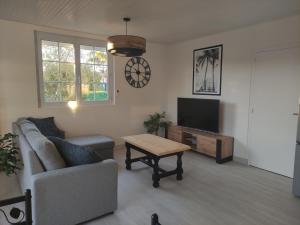 TV a/nebo společenská místnost v ubytování La Chatelardière