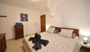 1 dormitorio con 1 cama con arco negro en Dharma Home, en Costa Calma