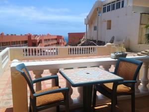 Una mesa y sillas en un balcón con vista. en Dharma Home, en Costa Calma