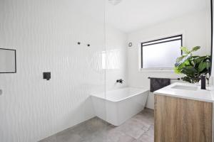 Ένα μπάνιο στο Coastal Beach Home - 50m to Beach - Pet Friendly