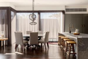 Un comedor con mesa y sillas en Shambala Dana - Balinese Inspired Villa with Pool, en Blairgowrie