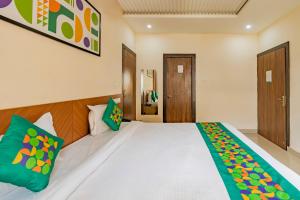 Katil atau katil-katil dalam bilik di Treebo Raj Palace
