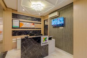 Televisyen dan/atau pusat hiburan di Treebo Raj Palace