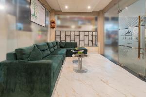 Ruang duduk di Treebo Raj Palace