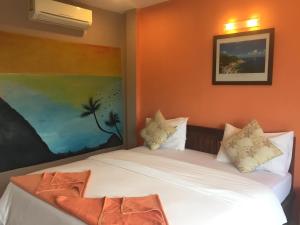 Postel nebo postele na pokoji v ubytování Baan Suan Ta Hotel