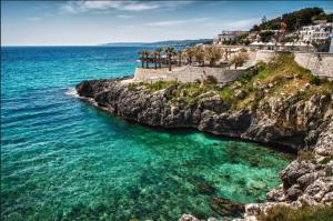 a view of the ocean from a cliff at B&B Vittorio Emanuele ll in San Cesario di Lecce