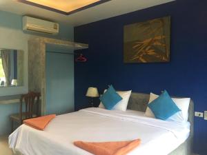 Postel nebo postele na pokoji v ubytování Baan Suan Ta Hotel