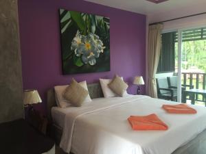 Postel nebo postele na pokoji v ubytování Baan Suan Ta Hotel