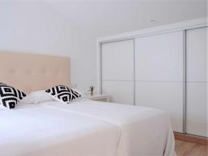 Postel nebo postele na pokoji v ubytování Charming Apartment in Ourense overlooking the City