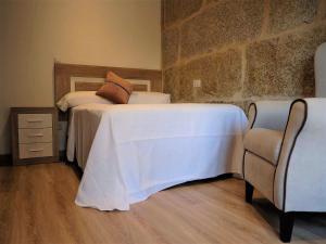 Postel nebo postele na pokoji v ubytování Charming Apartment in Ourense overlooking the City