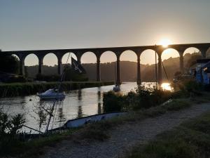 CalstockにあるStudio - Sleeps2 - Parking - Private Courtyardの橋の下の水中の船団