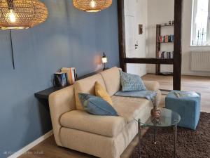 ein Wohnzimmer mit Sofa und Tisch in der Unterkunft Wengertshaus in Hammelburg