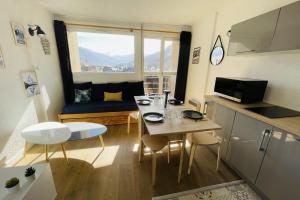 Kuchyň nebo kuchyňský kout v ubytování Studio with balcony near the slopes Chantemerle