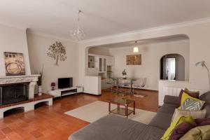 TV a/nebo společenská místnost v ubytování Guestready - Gorgeous apartment in Alcabideche