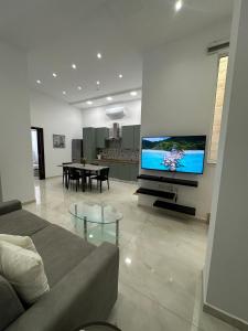 TV a/nebo společenská místnost v ubytování Central Bedroom Sliema