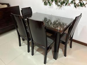 - Mesa de comedor con 2 sillas y encimera de cristal en 9 Bedrooms house, en Medellín