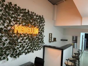 un restaurante con un cartel de neón en la pared en 9 Bedrooms house, en Medellín