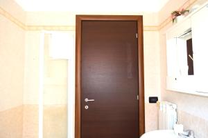 a brown door in a bathroom with a sink at Il rifugio magico in Valmontone +31 photos