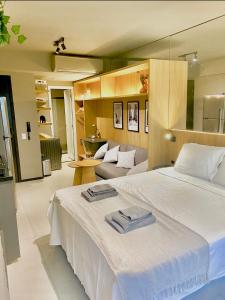 Giường trong phòng chung tại Consolacao GREY BOX - Studio de Luxo no Centro - Ar Condicionado - Cama Queen - Maquina de Lavar - Prox Metrô- Cozinha Completa - Wifi 500mbps - 7 andar