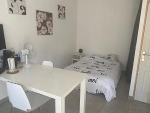 Ένα ή περισσότερα κρεβάτια σε δωμάτιο στο Studio meublée 21m2 les Abrets en Dauphiné avec accès autonome