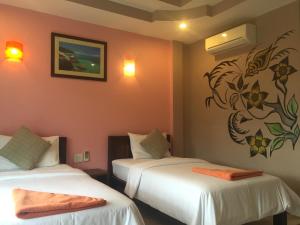Postel nebo postele na pokoji v ubytování Baan Suan Ta Hotel