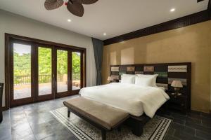 Postel nebo postele na pokoji v ubytování Bliss Tam Coc Resort Ninh Binh